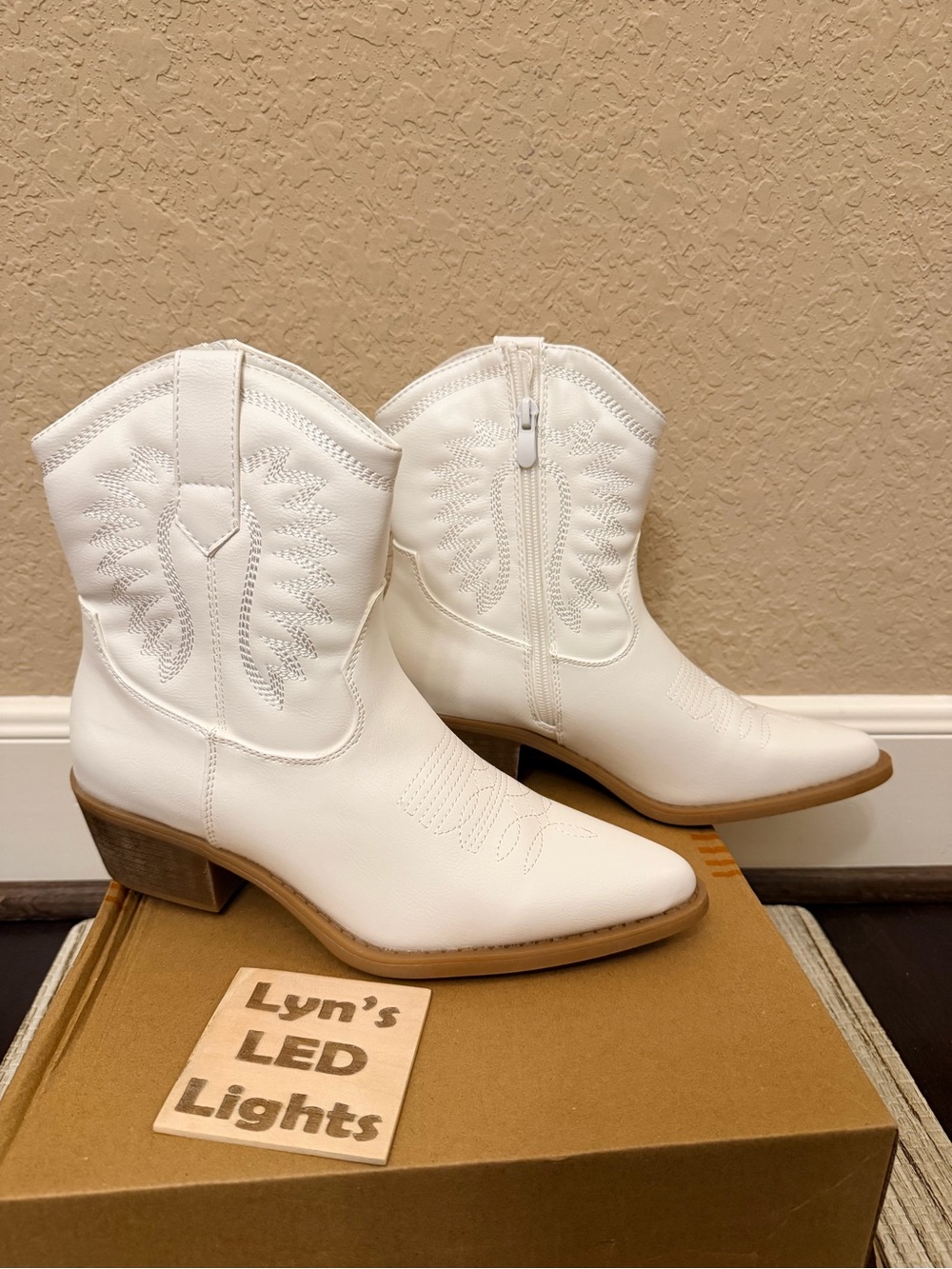 White Western Ankle Boots - Women's Fashion Cowboy Boots Size 7.5 - Picture 7 of 9